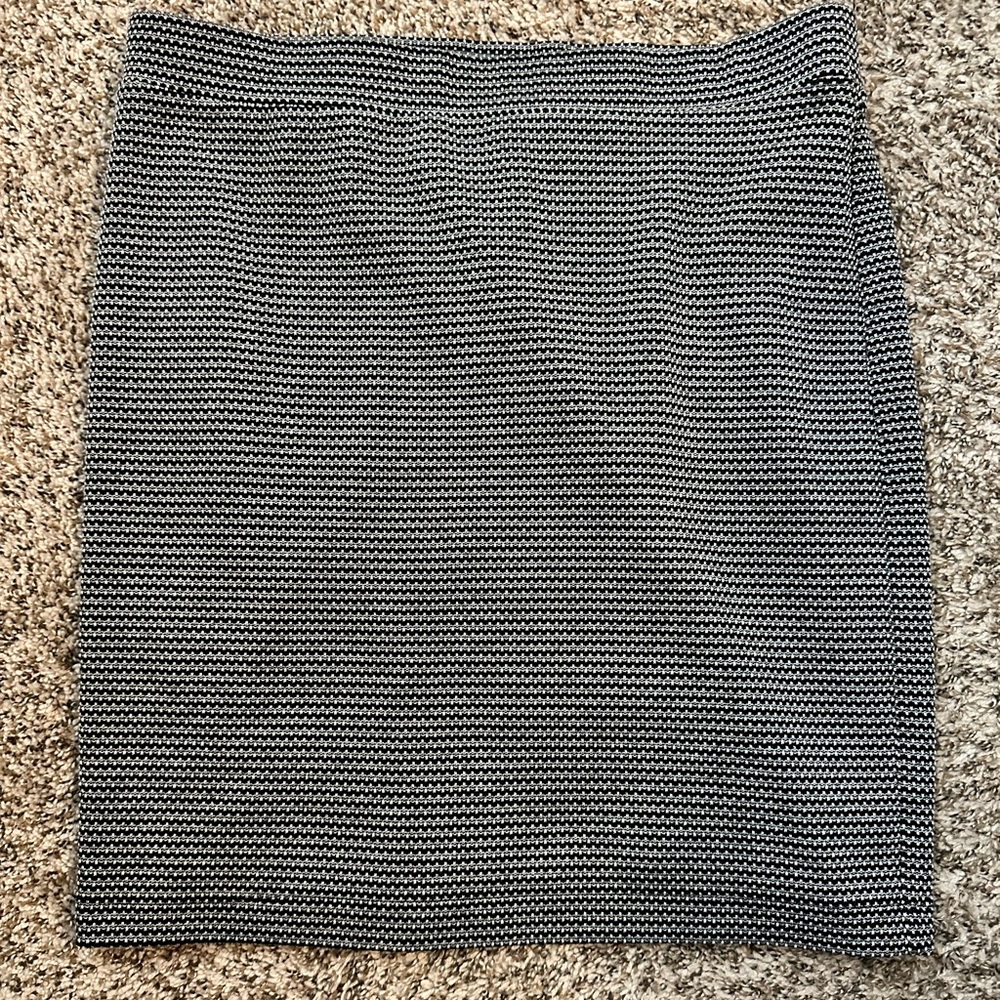 Black and white Loft skirt; size L. NWOT.